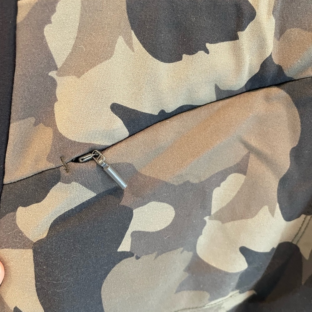 Athleta Camo 7/8 Leggings with Black Side Stripes Size S - Picture 10 of 10